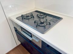 3種類の料理が同時に調理できる、3口ガスコンロ。忙しい朝食やお弁当作りも効率良くお料理できますね＾＾
