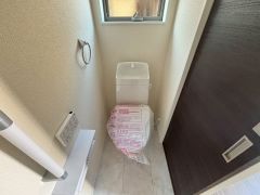 換気のしやすい窓付きのトイレ。手摺付きなので数十年後でも安心してご利用できます。