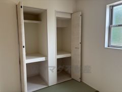 和室押入。お布団や来客用の座布団、扇風機やヒーターなどの季節家電の収納スペースとしても便利です。