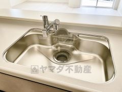 大きなお鍋も楽々洗える幅の広いシンクです＾＾ステンレスシンクなので簡単にお掃除できますよ。洗剤やスポンジもすっきりできる収納付き。