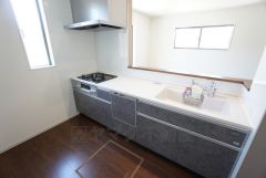 収納も、作業スペースも広々と設けられた使いやすいシステムキッチンです＾＾カウンターキッチンなので、ご家族と会話をしながら楽しくお料理ができます＾＾