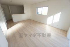 リビングは広々とした設計で、家族が集い、寛ぐ暮らしの空間を演出しています。