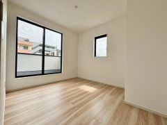バルコニーに面した明るい広々とした洋室