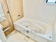 1日の疲れを癒すくつろぎのバスルーム。足を伸ばしてもゆったりと入れるサイズです。お子様と一緒にお風呂に入っても狭くないですね^^