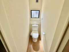 清潔感のあるトイレですね。小窓があるので、換気もばっちりです＾＾ ウォシュレット付きで、節水機能もあるので、安心して使えますね。