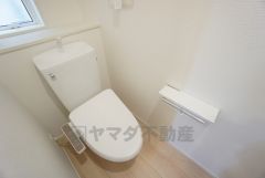 温水洗浄機付トイレです。トイレは2ヶ所設けられているので、来客時にも気兼ねなく使えますね。
