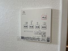 浴室暖房乾燥機には、暖房、乾燥、涼風、換気の4つの機能が付いています。タイマー付きです。換気・雨の日の洗濯も安心です＾＾