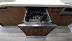 炊事時間を大幅に短縮できる食器洗浄乾燥機付きです＾＾冬場の洗い物による手荒れの悩みも軽減されますね。
