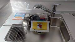 大きなお鍋も楽々洗える幅の広いシンクです＾＾ステンレスシンクなので簡単にお掃除できますよ。洗剤やスポンジもすっきりできる収納付き。