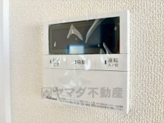 キッチン横からお湯張り、追い炊き、足し湯がボタン一つで楽々操作できる給湯機リモコンです＾＾忙しい夕飯の準備の時間帯に重宝しますね。