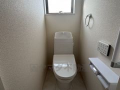 温水洗浄機付トイレです。トイレは2ヶ所設けられているので、来客時にも気兼ねなく使えますね。小窓付きで換気も出来ます。
