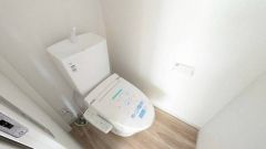 ウォシュレット、暖房便座、節電・節水機能など、使い勝手のよい高機能トイレです。 2ヶ所にトイレがあるので、忙しい朝にもゆとりができますね＾＾