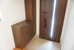 採光も考えられた明るい玄関です。たっぷり収納できるシューズBOX付きです。棚の上にお花や写真を飾っても良いですね。