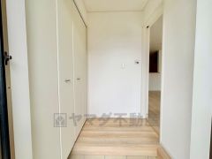 玄関にはシューズボックスとは別に、収納が付いているので、玄関回りの収納に困りませんね＾＾