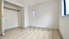 大きめのクローゼットがついた使いやすい洋室です。すっきりと整理整頓できるので気持ちよくすごせます＾＾