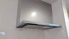 コンロ上には最新の換気扇完備＾＾すぐ横に小窓が設けられているので、換気扇と合わせてWで換気できます。