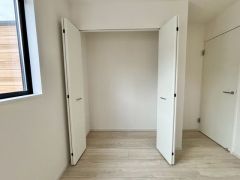 洋室にはクローゼットが設けられています。たっぷり収納できるので衣替えの心配もいりませんね＾＾