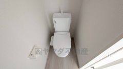 ウォシュレット付きトイレです。暖房便座、節電・節水機能など、使い勝手のよい高機能トイレです。温水洗浄便座リモコン付き。