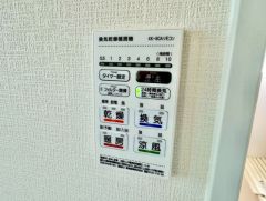 浴室暖房乾燥機付き。天候に左右されず、いつでも好きなときに洗濯物を干せるので、仕事や家事で忙しい方に重宝します。