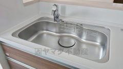 大きなお鍋も楽々洗える幅の広いシンクです＾＾ステンレスシンクなので簡単にお掃除できますよ。洗剤やスポンジもすっきりできる収納付き。