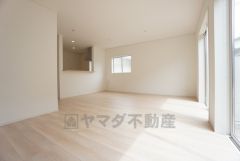 リビングは広々とした設計で、家族が集い、寛ぐ暮らしの空間を演出しています。