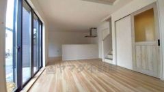 家族が集まる開放的なリビング。思い思いの時間を過ごしたり食事をしたり、素敵な団らんの場になりますね。