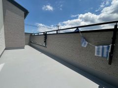 陽当たりの良いバルコニーです。足元は防水工事が施工されており、高い防水性、耐熱性、耐久性を備えています。