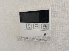 キッチン横からお湯張り、追い炊き、足し湯がボタン一つで楽々操作できる給湯機リモコンです。忙しい夕飯準備の時間帯に重宝しますね。