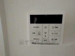 キッチン横から温度調節など楽々操作できる給湯器リモコンです＾＾忙しい夕飯の準備の時間帯に重宝しますね。