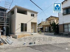 閑静な住宅地と最寄りバス停まで徒歩4分の快適な住環境です。4LDKでゆとりある間取りのオール電化物件。