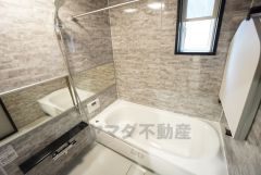 1日の疲れを癒すくつろぎのバスルーム。足を伸ばしてもゆったりと入れるサイズです。お子様と一緒にお風呂に入っても狭くないですね＾＾