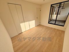 大きめのクローゼットがついた使いやすい洋室です。すっきりと整理整頓できるので気持ちよくすごせます＾＾