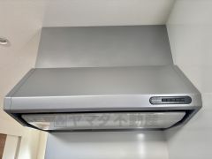 コンロ上には換気扇完備＾＾すぐ横に小窓が設けられているので、換気扇と合わせてしっかり換気できます＾＾