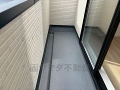 陽当たりの良いバルコニーです。お洗濯やお布団干しはもちろん、日光浴スペースにも。足元は防水工事施工済です。