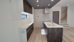 リビングにいるお子様を見守りながらお料理ができる対面キッチン。カウンタートップの汚れもサッと拭き取ることができ、お掃除ラクラク＾＾