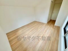 家具を選ばないナチュラルなフローリングとシンプルなクロスです＾大きめのクローゼットがついた使いやすい洋室です。すっきりと整理整頓できるので気持ちよくすごせます＾＾＾