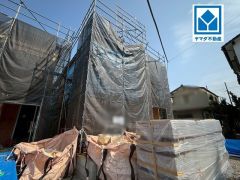 閑静な住宅地と最寄りバス停まで徒歩4分の快適な住環境です。4LDKでゆとりある間取りのオール電化物件。