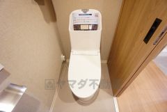 壁リモコンタイプのウォシュレット付き。すっきりした見た目で、トイレ奥の掃除もしやすいです。