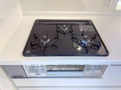 3種類の料理が同時に調理できる、3口ガスコンロ。