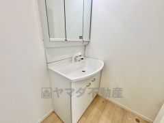 三面鏡にハンドシャワー付きで使いやすい洗面台です＾＾鏡裏と洗面ボウル下に収納付きの洗面台なので、整理整頓ができスッキリと使えます＾＾