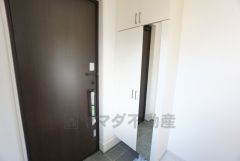 姿見付きのシューズボックスがある玄関。