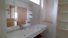 三面鏡にハンドシャワー付きで使いやすい洗面台です＾＾鏡裏と洗面ボウル下に収納付きの洗面台なので、整理整頓ができスッキリと使えます＾＾