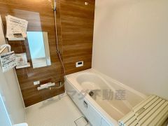 1日の疲れを癒すくつろぎのバスルーム。足を伸ばしてもゆったりと入れるサイズです。お子様と一緒にお風呂に入っても狭くないですね＾＾