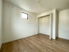 大きめのクローゼットがついた使いやすい洋室です。すっきりと整理整頓できるので気持ちよくすごせます＾＾