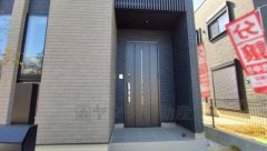 家の顔となる玄関扉がかっこいいと、たくさんの人を招き入れたくなりますね＾＾奥まって設置されており、雨にも濡れにくくなっています。