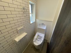 ウォシュレット付きトイレです。1階2階の2ヶ所にトイレがあるので、忙しい朝にもゆとりができますね＾＾