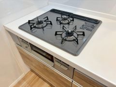 3種類の料理が同時に調理できる、3口ガスコンロ。忙しい夕食の支度時間が短縮できて効率よくお料理が楽しめます。