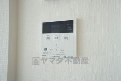 キッチン横からお湯張り、追い炊き、足し湯がボタン一つで楽々操作できる給湯機リモコンです＾＾忙しい夕飯の準備の時間帯に重宝しますね。
