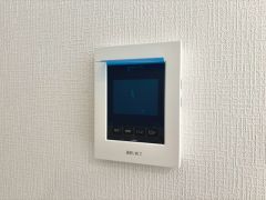 今や必需品となっておりますTVモニター付きインターホンです。録画・再生器のもついており防犯性もばっちりです。キッチン横にありワンタッチで外の方とお話ができますので便利です。