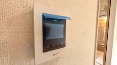 今や必需品となっておりますTVモニター付きインターホンです。録画・再生器のもついており防犯性もばっちりです。キッチン横にありワンタッチで外の方とお話ができますので便利です。